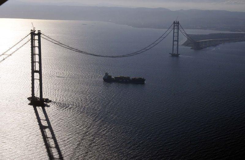 <p>Körfez geçişi süresini 6 dakikaya düşürecek köprüye yönelik çalışmalarda, yükseklikleri 252 metreye ulaşan kuleler, İzmit Körfezi'ne yeni bir silüet kazandırdı.</p>
<p> </p>