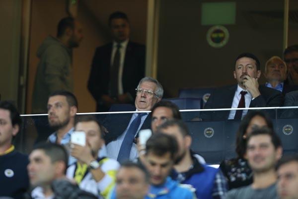 <p>Fenerbahçe Kulübü Başkanı Aziz Yıldırım da karşılaşmayı dikkatle takip etti.</p>
