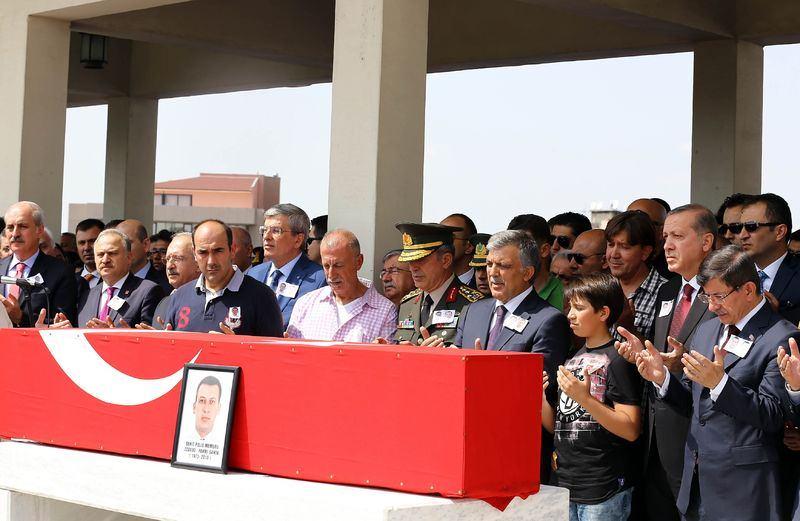 <p>Ankara'daki törene katılan polis memurları silah arkadaşlarının tabutu başında gözyaşlarını tutamadı...</p>
<p> </p>