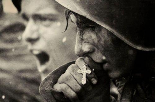 <p><strong>Son Dua - 1943</strong><strong> </strong></p>

<p><strong>II. Dünya Savaşı’ndaki Kursk Muharebesi sırasında çıkarma için bekleyen Rus askerler dua ediyor.</strong></p>
