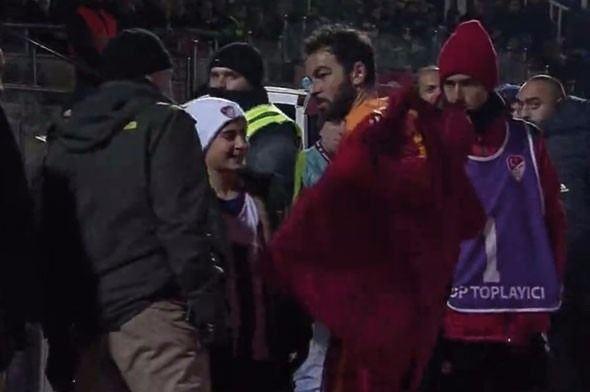 <p>FORMASINI HEDİYE ETTİ<br />
<br />
Selçuk İnan, formasını Fethi Sekin'in oğlu Burak'a hediye etti ve kendisiyle kısa süre sohbet etti. Sarı kırmızılı futbolcu daha sonra şehit polisin oğluna sarıldıktan sonra yedek kulübesinin yolunu tuttu.</p>