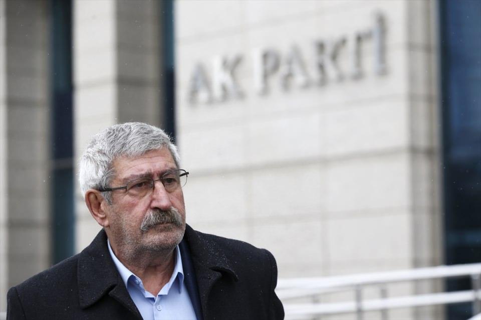 <p>CHP'nin PKK'ya yardım ettiğini savunan Kılıçdaroğlu, "MHP'yi görüyoruz devletimizin yanında, CHP almış başını gidiyor, nereye gittiği de belli değil." diye konuştu. </p>

<p>Kendisinin deli olduğunu iddia edenlere yönelik ise Celal Kılıçdaroğlu, "Bana deli diyenleri veterinere götüreyim" ifadesini kullandı. </p>

<p>Üyelik başvurusunun AK Parti Genel Merkezi'nden alınmaması nedeniyle Kılıçdaroğlu, parti yetkililerince ikamet ettiği ilçenin AK Parti teşkilatına yönlendirildi.</p>
