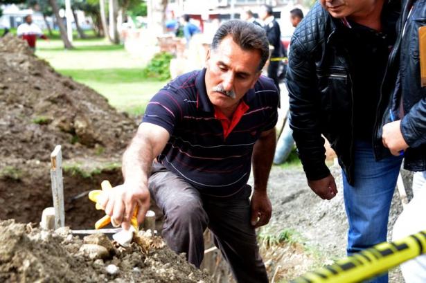 <p>Adana'da yaşayan Ermeni vatandaşlara ait mezarlık olarak kullanılan alanın yaklaşık 50 yıl önce park haline getirildiği kaydedildi. Kemikler incelenmek için Adli Tıp Kurumu'na gönderildi.</p>