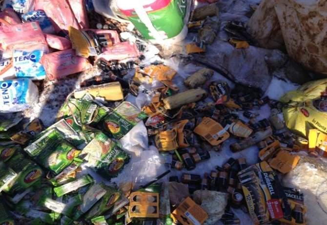<p>700 adet rulo tuvalet kağıdı, 100 paket peçete, 200 adet köpük tabldot, 8 adet büyük plastik varil, 10 adet 25 litre su bidonu, 2 adet ajanda (ıslanmış), 100 metre kablo, 25 adet kazak, 50 çift deri eldiven, 50 adet iç çamaşır takımı, 50 çift çorap, 100 adet atlet, 50 adet boxer 7 adet tencere, 8 adet pala, 4 adet tepsi)."</p>