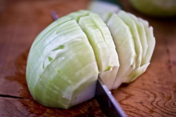 <p>Yumrusundan pek çok çeşit çorba, yemek, salata yapılan sebzenin yapraklarını ise lahana gibi sararak pişirebilirsiniz. </p>
