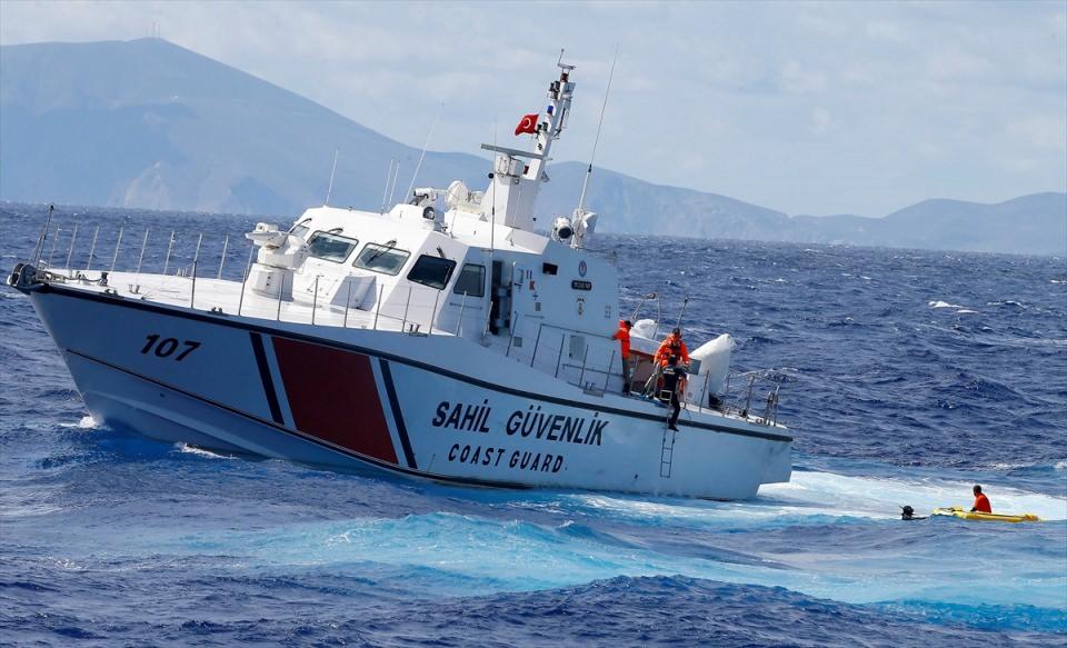 <p>Bölgeye ulaşan Sahil Güvenlik helikopterindeki arama kurtarma görevlisi, can salına ulaşan iki kazazeden birini halat yardımıyla kurtardı. </p>
