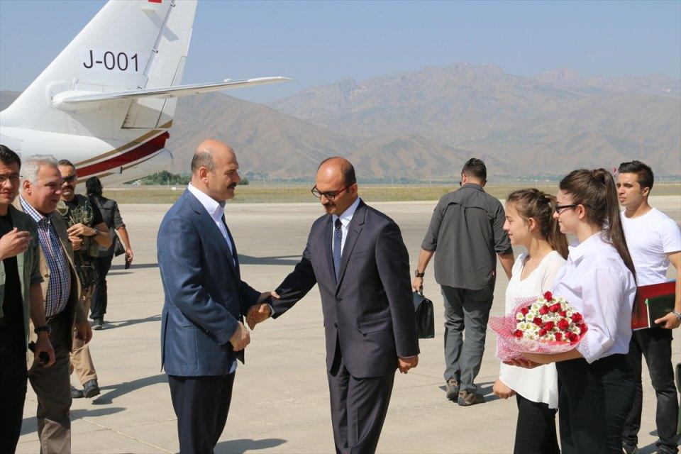 <p>Bakan Soylu, burada yaptığı açıklamada, bölgeye, sınır boyunda kahraman Mehmetçik, komutanlar ve güvenlik kuvvetleriyle bir arada olmak için geldiklerini belirterek, "Bu içinde bulunduğumuz alan terör örgütünün yıllarca burada güvenlik kuvvetlerimize bu alanı bırakmamak için bir şekilde mücadele ettiği yerler. Ama Allah'a hamdolsun, özellikle komutanlarımız bölgenin nasıl alındığını, burada devletin ve milletin hakimiyetinin nasıl kurulduğunu gösterdiler." diye konuştu. </p>
<p> </p>