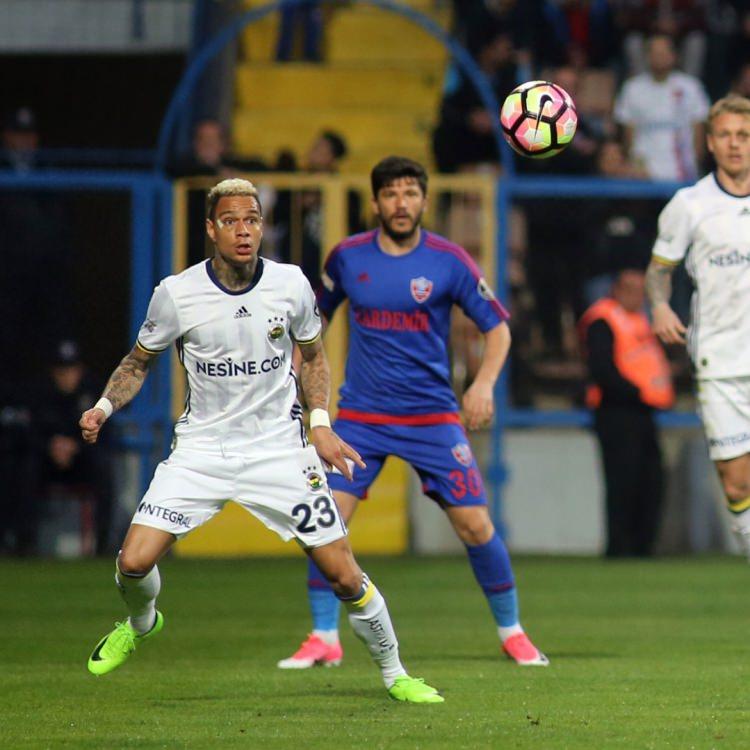 <p><strong>Gregory van der Wiel: </strong>Sezon başında bonservisi elinde olarak transfer edilen Holladalı sağ bek, teknik direktör Advocaat tarafından kadro dışı bırakılmıştı. Ancak devre arasında herhangi bir takımla anlaşamaması üzerine, vitrine çıkarmak amacıyla yeniden kadroya dahil edildi.</p>

