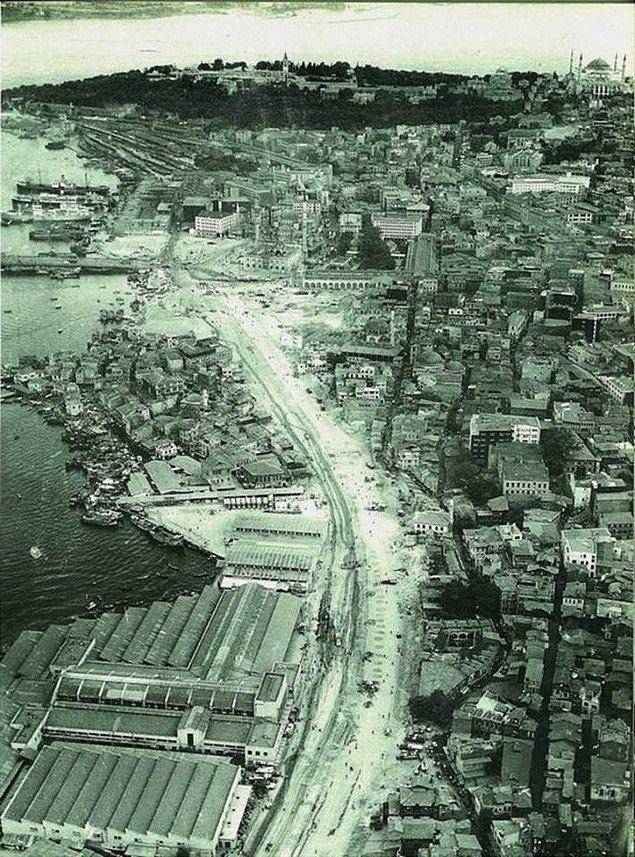 <p>64. Eminönü ve Unkapanı birbirine bağlanıyor. (1958)</p>