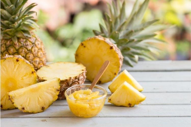 <p><strong>Ananas</strong></p>

<p>Ananas içeriğindeki bromelain maddesi ise selülit oluşumuna neden olan proteinlerin parçalanmasında yararlı olur ve vücuttan suyun atılmasını artırır. </p>
