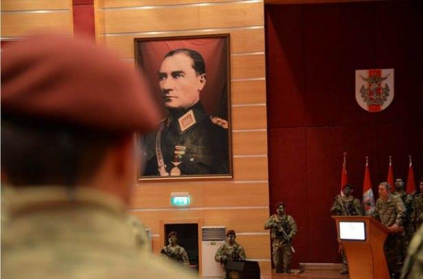 <p>Kursiyerlerin yemin ederek bordo berelerini giydiği törende bir konuşma yapan Orgeneral Akar, mezun olan personele başarılar diledi.</p>