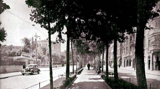 <p>1930.. Cumhuriyet bulvarı.. Taksime doğru.. Solda Surp Hagop Ermeni Mezarlığı'nın duvarı, sol ilerde Taksim kışlası..</p>
<p> </p>