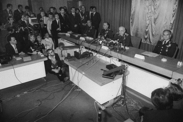 <p> MGK) Başkanı ve Genelkurmay Başkanı Orgeneral Kenan Evren (sağ 2) basına ilk açıklamasını yaptı. TBMM'deki açıklamada Hava Kuvvetleri Komutanı Orgeneral Tahsin Şahinkaya (sağda) Kara Kuvvetleri Komutanı Orgeneral Nurettin Ersin (sağ 3) ve Jandarma Genel Komutanı Orgeneral Sedat Celasun (sağ 4) de hazır bulundu.</p>