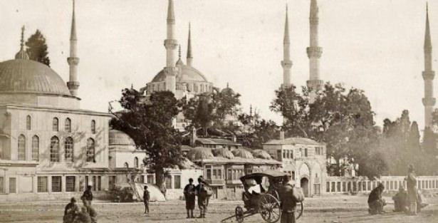 <p>Sultanahmet (1850'li yıllar. James Robertson)</p>

<p> </p>
