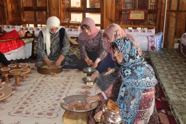 <p>Türkiye'de damak tadıyla ünlü kentte 3 yıl önce açılan ve kent dışından vatandaşların da katıldığı yemek kurslarıyla unutulmaya yüz tutan lezzetler, gelecek nesillere aktarılıyor.</p>

<p> </p>
