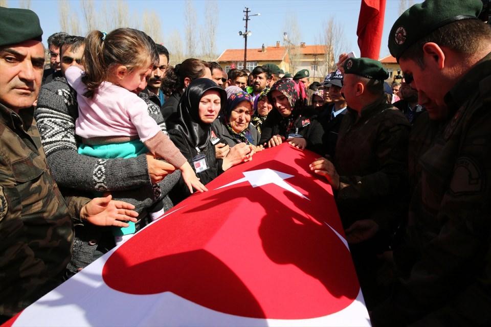 <p>Şehidin 3 yaşındaki kızı Fatma'nın, dayısı Mehmet Üner'in kucağındayken tabuta dokunarak babasına veda etmesi, törene katılanları duygulandırdı.</p>
<p></p>