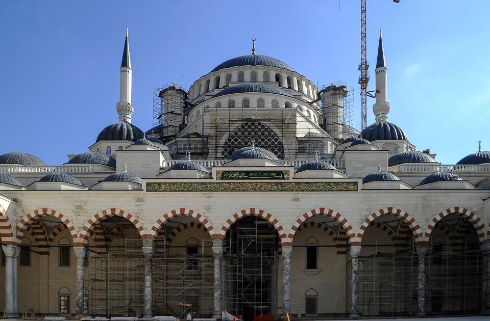 <p>Kompleksin içinde ayrıca sanat atölyeleri, kütüphaneler ve konferans salonları bulunacak. </p>