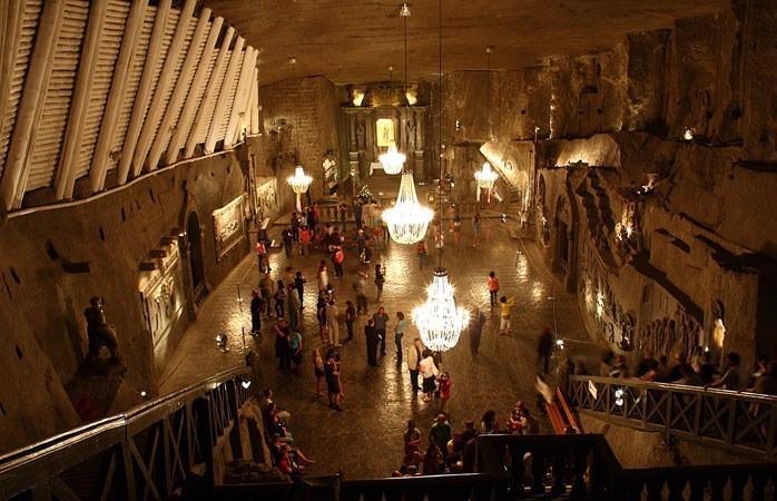 <p><strong>Wieliczka tuz madeni, Krakow, Polonya</strong></p>
<p>Krakow’un 15 kilometre dışındaki Wieliczka kasabasında bulunan Wieliczka Tuz Madeni, 13. yüzyılda inşa edildi ve sofra tuzu imal etmeye 2007’ye kadar aralıksız devam etti. Polonya’nın en büyük turistik yerlerinden biri olan bu yeraltı tuz şehri, günümüzde karanlık mağaralardan evrim geçirerek, 300 kilometreyi aşkın etkileyici galerilere, yaklaşık 3000 odaya ve ilk üç katı halka açık olan dokuz kata sahip olan karmaşık bir labirent halini aldı.</p>