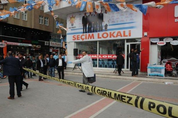 <p>Batman'da AK Parti seçim lokaline silahlı saldırı düzenlendi. AK Parti eski milletvekili Nezir Nasıroğlu'nun oğlu hayatını kaybetti.</p>

<p> </p>
