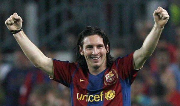 <div>Messi'ye her gün aylığı bin dolar olan hormon iğneleri vurulmaya başlandı. Üstelik babasına da yılda 50 bin Euro para ödemeyi kabul etmişlerdi. Bazıları bu maliyetin hiçbir garantisi olmayan genç bir oyuncu için çok olduğunu düşünüyordu. Yabancı olduğu için küçükler A takımında oynayamıyor, sadece Katalan turnuvalarında forma giyebiliyordu. Soyunma odasında takım arkadaşları ona hemen bir isim buldu: El Mudo yani suskun.</div>
<div> </div>