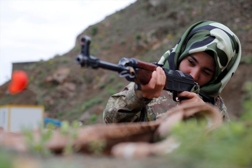 <p> Bu üniformanın içerisine girmek çok farklı bir duygu. Vatanımı ve askerimi sevdiğim için bu işi seçtim." diye konuştu.</p>