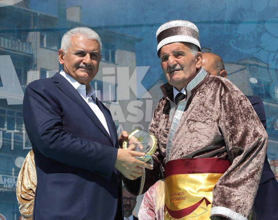 <p>Başbakan Yıldırım, Yılın Ahisi ödülünü Ali Saraç'a verdi.</p>
