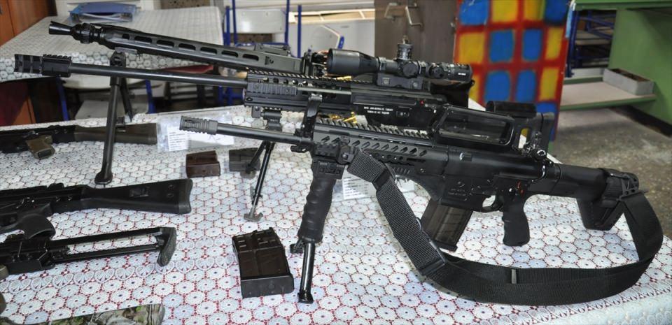 <p>Teleskopik dipçiğe sahip silahın, namlu boyu 406 milimetre. Çatal ayağı aynı zamanda el tutamağı vazifesi de görüyor. Üzerindeki pikatini raya, gece görüş dürbünü gibi her türlü cihaz takılabiliyor. Silah aksesuarları ile 413 parçadan oluşuyor.</p>

