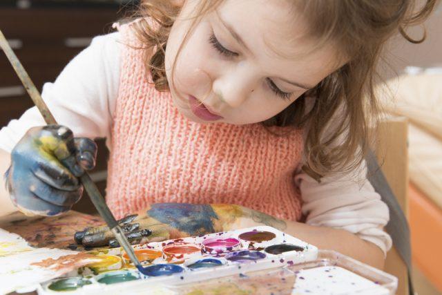 <p>Çocuklar boyama ve resim yaparken iç dünyalarında ne hissediyorsa onu yansıtırlar. </p>
