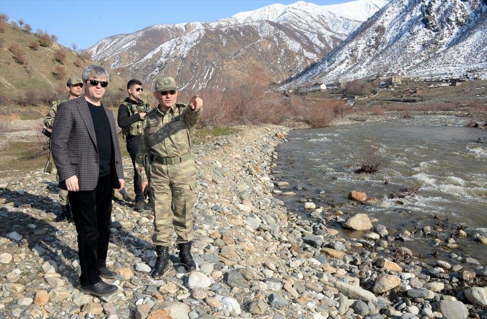 <p>Çınar, dünyanın egemen emperyalistlerine hizmet eden vatan haini teröristlerin, tıpkı fareler gibi kaçıp sürekli saklandığını belirterek, şeytani fantazileri ve hayalleri biten, ama tek amaçları kötülük yapmak olan, kötülüğü kendilerine hedef koyan örgütün bitme noktasına geldiğini vurguladı.</p>

<p> </p>
