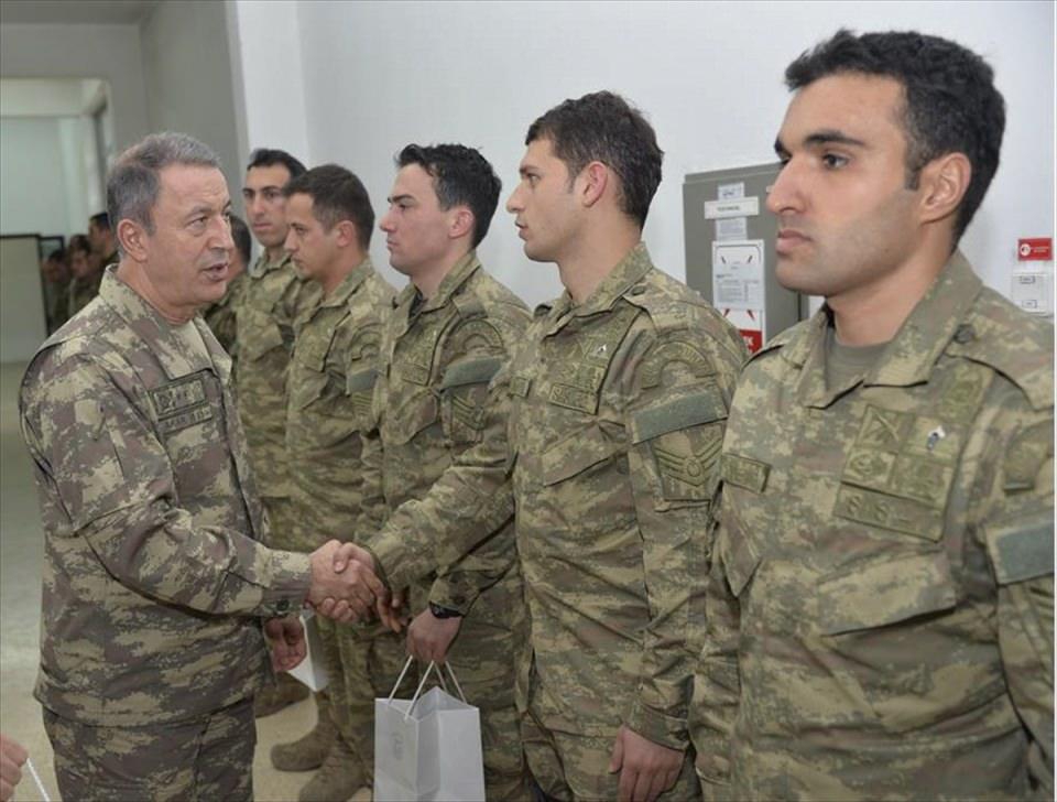 <p>Orgeneral Akar, Deniz Kuvvetlerinin en seçkin birliklerinden, her türlü hava, deniz ve arazi koşullarında özel harekat görevi yapan Sualtı Taarruz (SAT) ve Sualtı Savunma (SAS) Komutanlıklarını ziyaret etti. </p>
<p> </p>