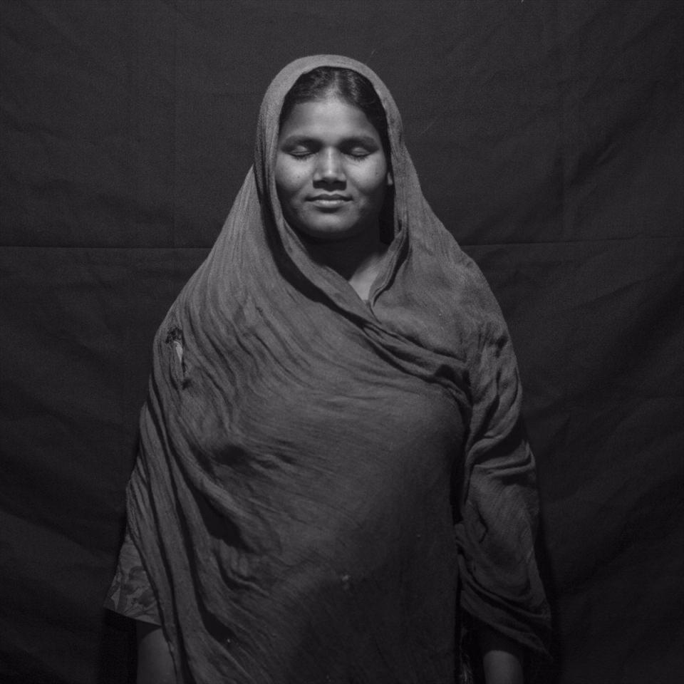 <p>Tayland, Pakistan, Hindistan ve Bangladeş gibi ülkeler, çok sayıda Arakanlı Müslüman sığınmacıya ev sahipliği yapıyor.<br />
<br />
<span style="color:#FFD700"><em>Uhlonge köyünden Yeni Delhi'ye gelen 22 yaşındaki Noora Shah da (fotoğrafta), Myanmar'daki şiddetten kaçanlardan biri ve dünyanın onları görmezden geldiğini anlatabilmek adına o da dünyaya gözlerini kapatarak poz veriyor.</em></span></p>
