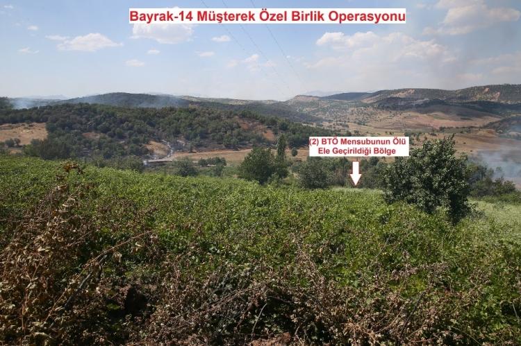 <p>DİYARBAKIR'ın Lice İlçesi'nde 7'nci Kolordu Komutanlığı'nın sevk ve idaresinde yürütülen müşterek özel birlik operasyonu decam ederken, Yalaza ve Çağdaş köyleri arasındaki ormanlık alanda çıkan çatışmada 2 PKK'lı ölü ele geçti, 4 PKK'lı yakalandı.</p>

