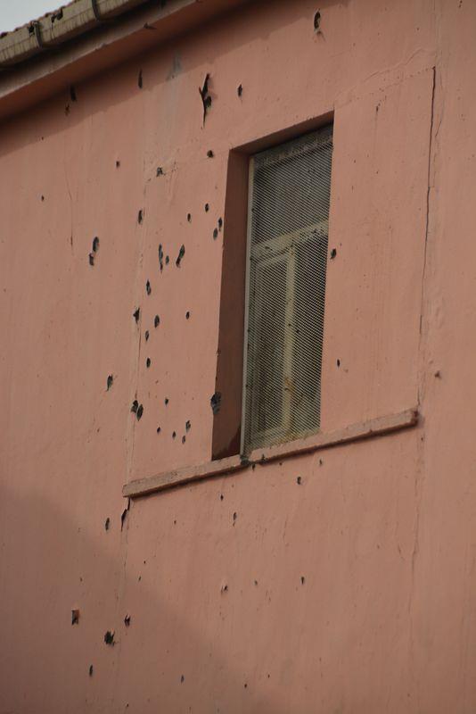 <div>Cudi Mahallesi'ndeki Cizre Müftülüğüne bağlı yatılı kız Kur'an kursu binasına teröristlerce uzun namlulu silahlarla saldırı düzenlendi. Kur'an kursunun nöbetçi kulübesi ve öğrencilerin eğitim gördüğü sınıfların duvarına çok sayıda kurşun isabet etti. Olay üzerine öğrenciler evlerine gönderildi.</div>

<div> </div>
