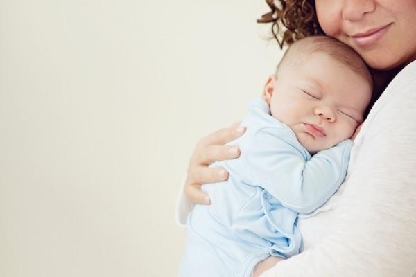 <p>Bebeklerin uykuya dalamamaları, gerektiğinden az uyuması, uykusunun sık sık bölünmesi ve uyandığında tekrar uyuyamaması uyku bozukluğunun belirtileridir. </p>
