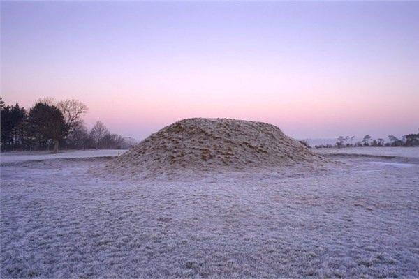 <p><strong>Sutton Hoo</strong></p>
<p>Anglosakson'a ait önemli bulguların bulunduğu höyük Sutton Hoo İngiltere'de 1939 yılında keşfedildi.</p>