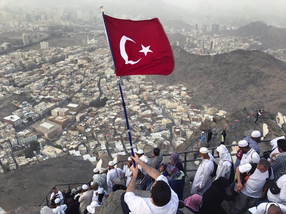 <p>Hacı adaylarının yoğun ilgili g&ouml;sterdiği kutsal mekanlar arasında, Nur Dağı'ndaki Hira, ilk sıralarda yer alıyor.&nbsp;</p>
