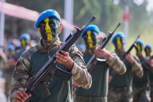<p> foça ilçesindeki Jandarma Komando Okulu ve Eğitim Merkezi Komutanlığı'nda gerçekleştirilen törende saygı duruşu ve İstiklal Marşı'nın ardından, 398'i jandarma, 38'i sahil güvenlik subay adayı öğrenci, ant içti.</p>