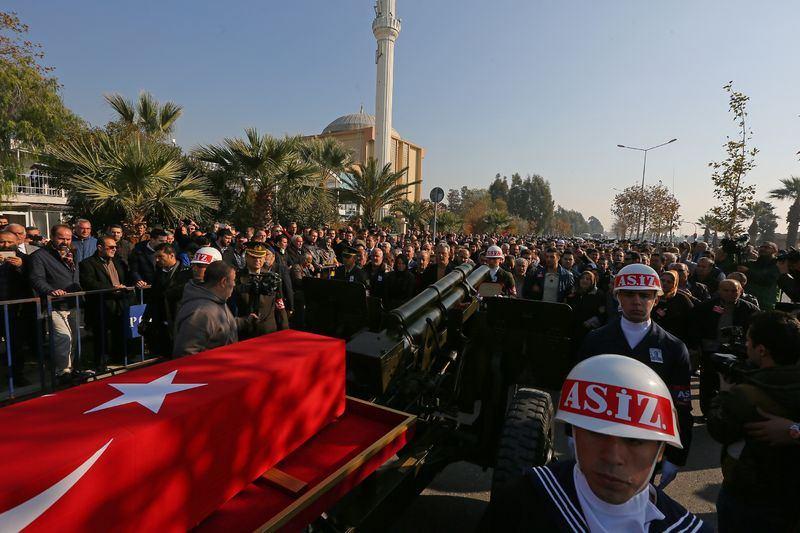 <p><span style="color:#FFD700"><strong>Şehit babasından PKK'ya tokat gibi sözler</strong></span></p>
<p>Şırnak'ın Cizre İlçesi'nde, terör örgütü PKK'nın yerleştirdiği bombanın patlaması sonucu şehit olan Necati Yenikapı defnedildi.</p>