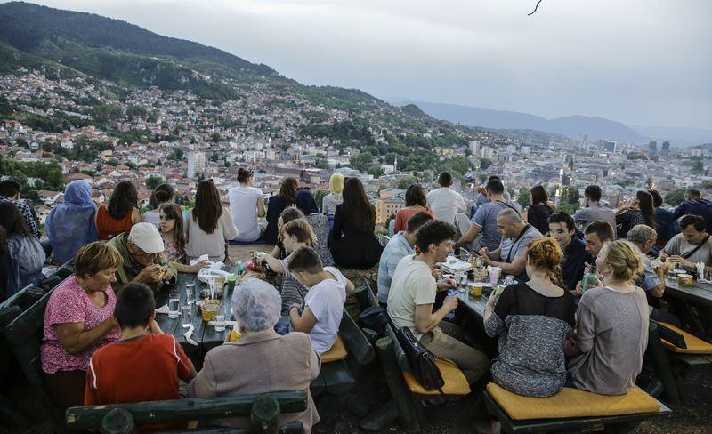 <p>Şehir merkezindeki camiler teravih namazları için dolup taşarken, sadece Saraybosnalıların değil, Bosna Hersek'in diğer şehirlerinden gelen misafirlerin de Saraybosna camilerine yoğun ilgi gösterdiği gözden kaçmıyor.</p>

<p> </p>
