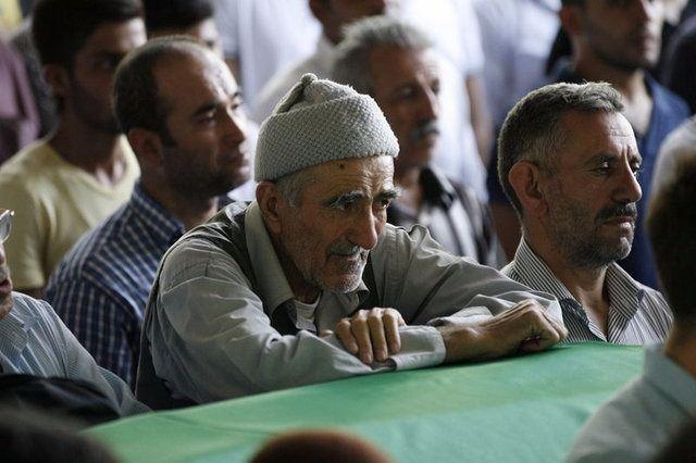<p>Patlamada kızı, dayısı ve kuzenleri olmak üzere 8 yakınını kaybettiğini ifade eden Gule Bayhan (48), evin içindeyken patlama meydana geldiğini söyledi. Bayhan, “Korkunç bir manzaraydı. O an kızımı aradım ama bulamadım. Hastaneye gittim, dediler: ‘Kızın ve dayın ölmüş.’ Kızım nişanlıydı, daha gelinlik giyecekti” diye konuştu. </p>
<p> </p>