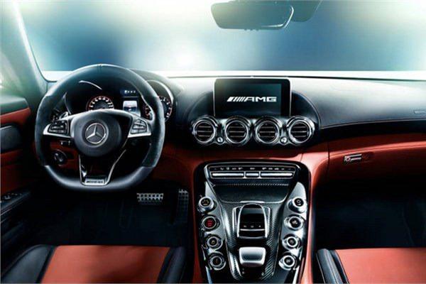 <p><strong>Mercedes AMG GT</strong></p>
