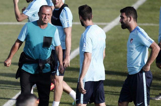 <p>Öte yandan Arda Turan ile, EURO 2016 için milli takımda yer alan Tümer Metin’in yumruklaştığını iddia eden Çakar, “Arda Turan ile Tümer Metin Fransa’da yumruklaşmışlar, ben öyle duydum” dedi.</p>

<p> </p>
