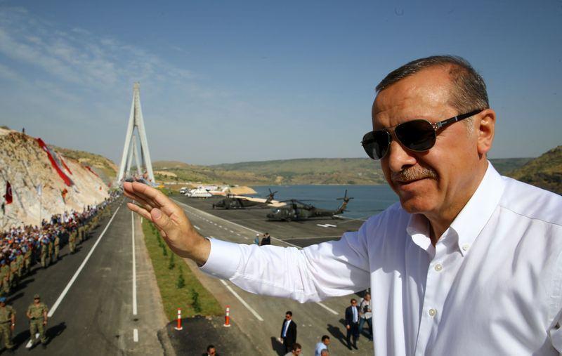 <p><strong>TRAFİĞİ RAHATLATTI</strong><br />
Cumhurbaşkanı Recep Tayyip Erdoğan ile aralarında dönemin Ulaştırma, Denizcilik ve Haberleşme Bakanı Lütfi Elvan'ın da bulunduğu çok sayıda bakanın katılımıyla 3 ay önce hizmete açılan köprü, kısa sürede bölge trafiğini rahatlattı. Daha önce saatler süren yolu 5 dakikaya indiren köprü, bölge kentlerinin başta ulaşım olmak üzere ekonomisine ve turizmine ciddi katkı sundu.</p>
