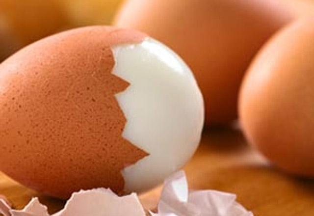 <p>Haşlanmış yumurtayı daha kolay soymak için haşlama suyuna bir kaşık kabartma tozu ekleyin.</p>
