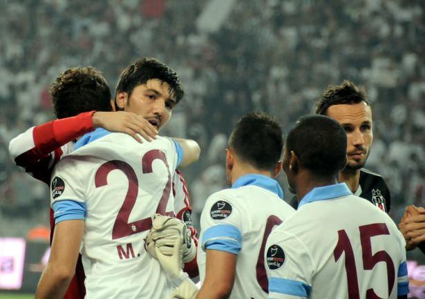 <p>TOLGA ZENGİN</p>
<p>''Maçtan sonra neden sevinmedin diyenlere; Ben o klübe 17 sene mi verdim kimse zil takıp oynamamı beklemesin. "</p>