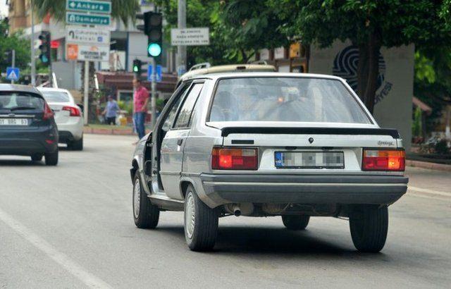 <p>Merkez Seyhan İlçesi Kıyıboyu Caddesi üzerinde genç yönetimindeki, bir sürücü kapısı olmayan otomobilin yolda hareket halinde olduğunu gören diğer sürücüler şaşırdı.</p>
<p> </p>
<ul>
</ul>
<ul>
</ul>