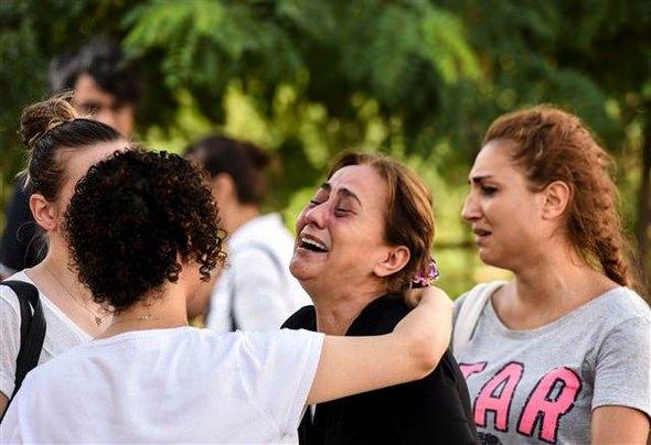 <p>Atatürk Havalimanı 'nda dün gece meydana gelen hain terör saldırısının ardından, yakınlarından haber alamayanların Yenibosna'daki Adli Tıp Kurumu önündeki bekleyişi sürüyor.</p>