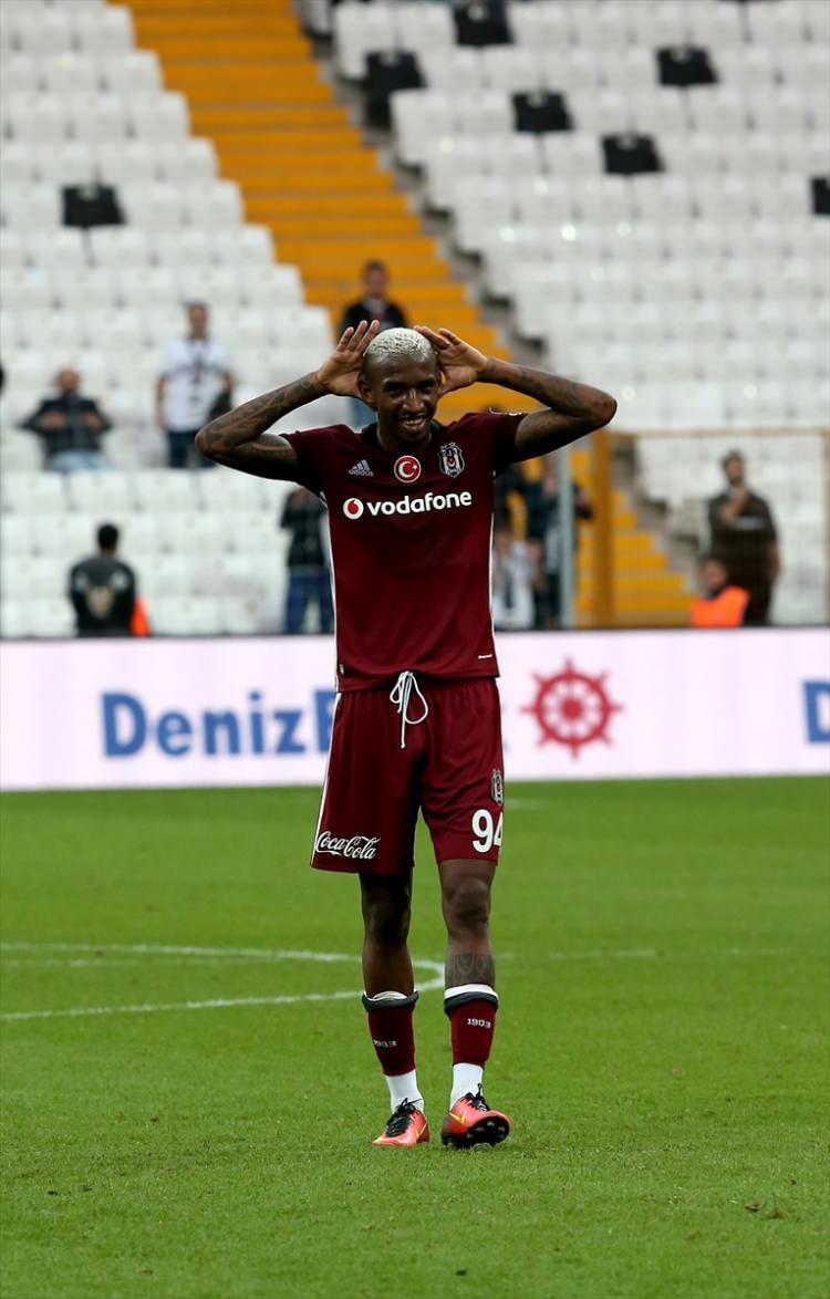 <p>Talisca’yı bir türlü ikna edemeyen kulüp doktorları, takımın İspanyol fizyoterapistini çağırarak, Brezilyalı futbolcudan inadından vazgeçmesini aksi halde sahalardan daha fazla süre uzak kalacağını kendisine söylemesini istedi.</p>
