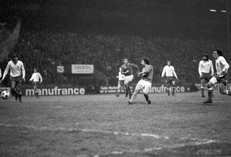 <p><strong>9. Saint Etienne - Hajduk Split (1974-1975)</strong></p>
<p> </p>
<p>Fransız temsilcisi Saint Etienne, ilk maçı Hajduk Split'e 4-1 kaybetti. Rövanşta ise dakikalar 60'ı gösterirken skor 1-1'di. Ancak Saint Etienne maçı 5-1 önde tamamlamayı bildi ve unutulmaz bir geri dönüşe imza attı.</p>