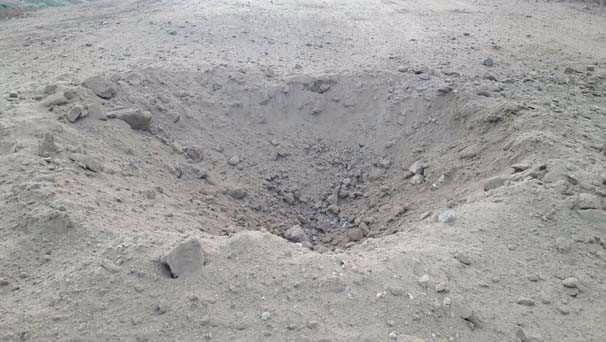 <p>100 kg. amonyum nitrat ve 50 metre elektrik kablosu ile hazırlanmış el yapımı patlayıcı düzeneği tespit edilmiştir. Bölücü terör örgütü mensubu teröristler yol yapımı çalışması esnasında, yola asfalt dökülmeden önce el yapımı patlayıcı düzeneğini yolun altına yerleştirmeyi ve daha sonra asfaltın üzerine dökülmesi ile güvenlik güçlerimizin el yapımı patlayıcıyı tespit etmesini engellemeyi tasarlamışlardır.</p>

<p> </p>
